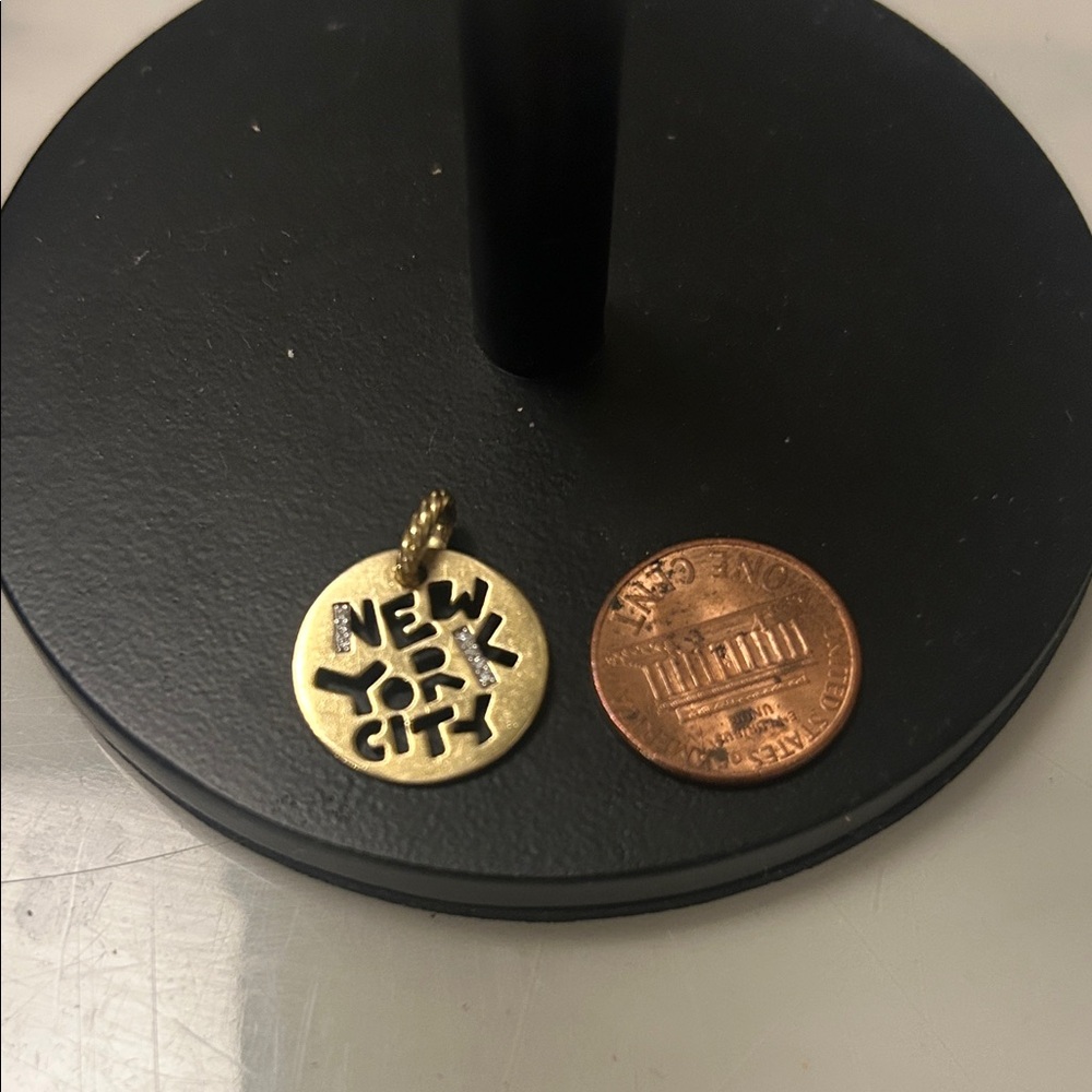 DAVID YURMAN 18K New York City Round Gold Charm Pendant! As NEW!